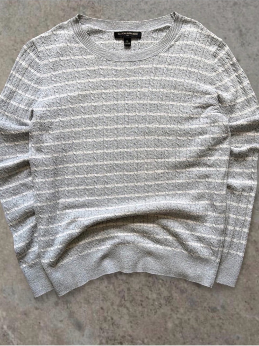 2000s Vintage Banana Republic Women’s Light Gray Cableknit Crewneck Sweater